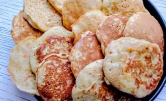 Овсяные оладьи с морковью и яблоком на тарелке