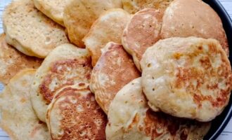 Готовые овсяные оладьи с морковью и яблоком