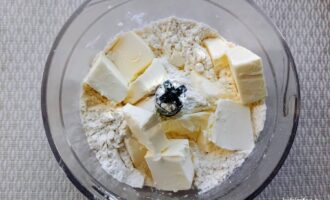 Холодное сливочное масло с мукой в чаше блендера
