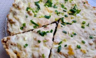 Пирог с фаршем и картофелем, нарезанный на порции