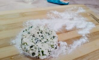 Формирование сырника из творожной массы