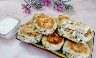 Сырники из творога с сыром на тарелке