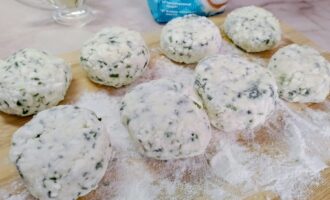 Заготовки соленых сырников на доске