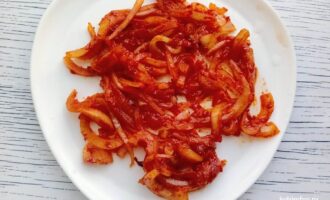 Куриное филе с луком и томатной пастой