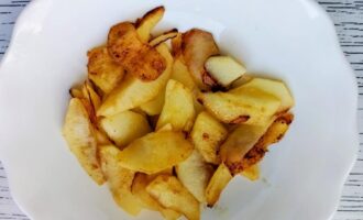 Обжаренные яблоки для блюда из курицы