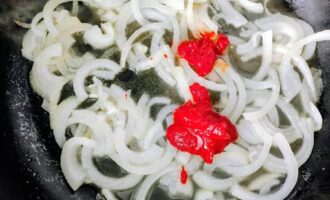 Лук с томатной пастой на сковороде