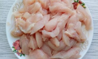 Нарезанное куриное филе для приготовления блюда