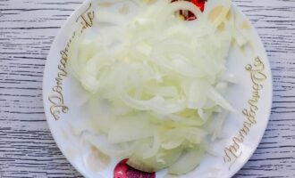 Репчатый лук, нарезанный полукольцами