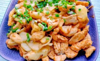 Куриное филе с яблоками и луком на сковороде