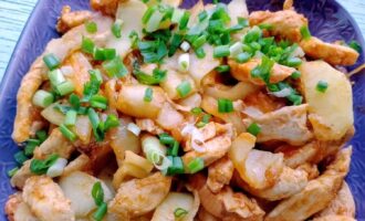 Куриное филе с яблоками и луком - готовое блюдо