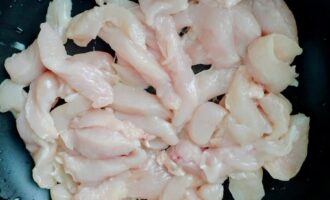 Куриное филе обжаривается на сковороде