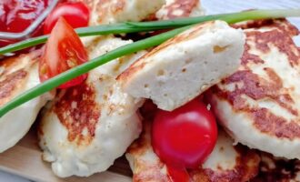 Готовые куриные биточки с овощами