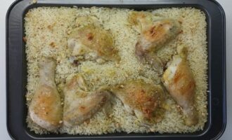 Курица на рисе в форме для запекания перед духовкой