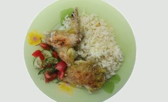 Курица с грецким орехом и рисом на тарелке
