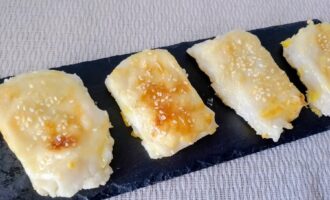 Пирожки из рисовой бумаги с творогом и яблоком на тарелке
