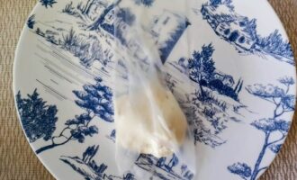 Сворачивание пирожка из рисовой бумаги