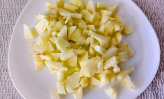 Нарезанные яблоки кубиками для начинки