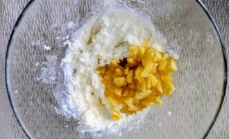 Творог с тушеными яблоками