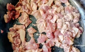 Куриная печень нарезанная кусочками на сковороде