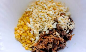 Салат с печенью, кукурузой и яйцами в миске перед перемешиванием