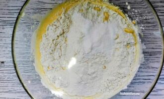 Мука с разрыхлителем в тесте для апельсинового кулича