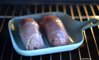 Куриные рулетики с яблоком в духовке