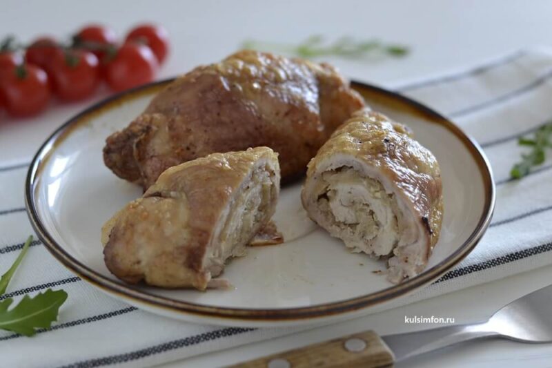 Куриные рулетики с яблоком на тарелке