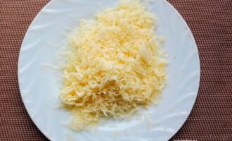 Тертый сыр для стожков из фарша с картофелем