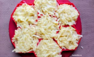 Стожки из фарша с картофелем перед запеканием в духовке
