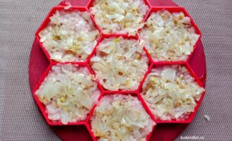 Стожки из фарша с обжаренным луком в силиконовой форме