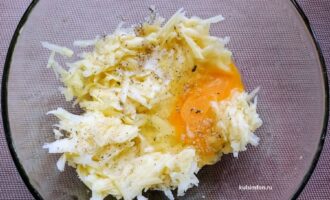 Тертый картофель с яйцом и специями для стожков из фарша