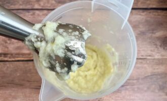 Лук и чеснок измельченные блендером для маринада