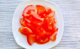 Нарезанный помидор для яичницы с брынзой и овощами