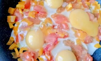 Яйца, добавленные в сковороду к овощам