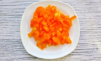 Нарезанный кубиками болгарский перец для яичницы с овощами