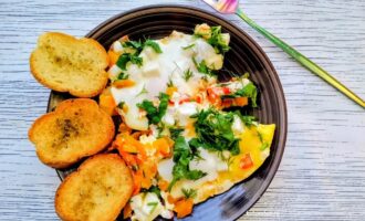 Порция яичницы с овощами, брынзой и чесночными гренками