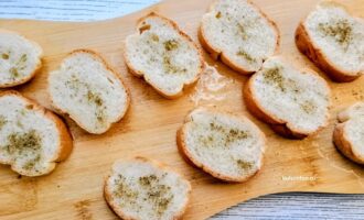 Ломтики багета с маслом и прованскими травами