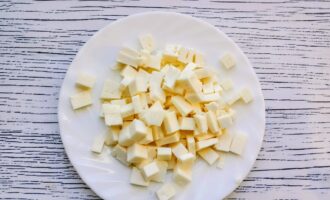 Брынза, нарезанная небольшими кубиками
